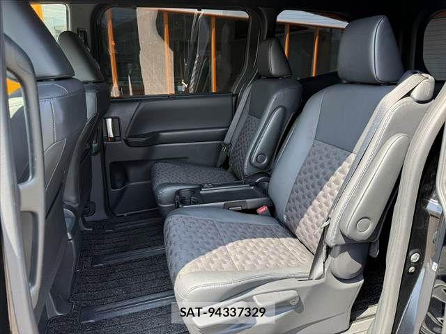 Toyota VOXY HYBRID 2023-01 8662358-18