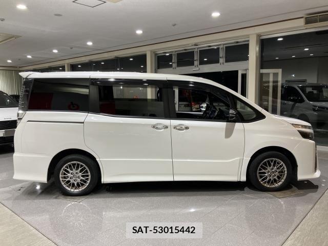 Toyota VOXY HYBRID 2021-11 8662360-11