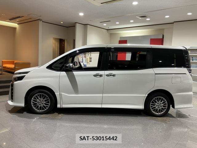 Toyota VOXY HYBRID 2021-11 8662360-12