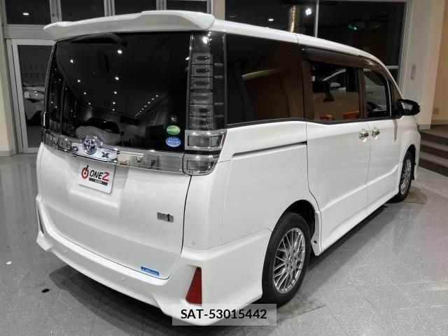 Toyota VOXY HYBRID 2021-11 8662360-13
