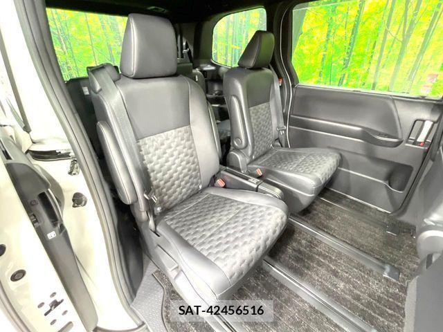 Toyota VOXY HYBRID 2023-10 8662352-10