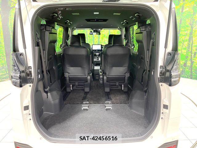 Toyota VOXY HYBRID 2023-10 8662352-12