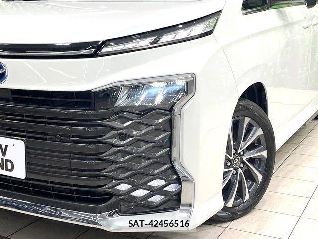 Toyota VOXY HYBRID 2023-10 8662352-13