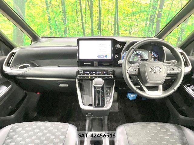 Toyota VOXY HYBRID 2023-10 8662352-1