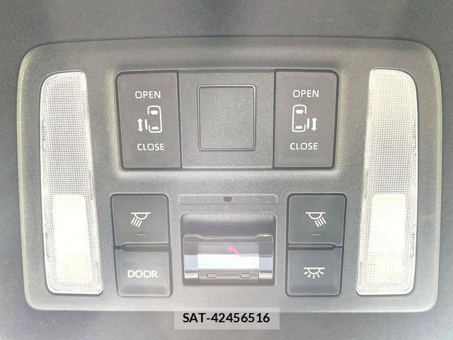 Toyota VOXY HYBRID 2023-10 8662352-8