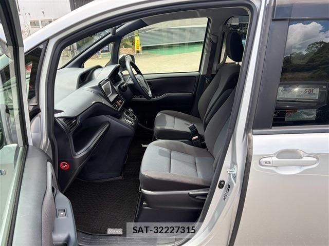Toyota VOXY HYBRID 2014-03 8662375-11