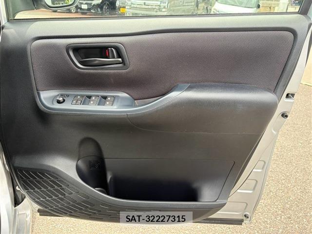 Toyota VOXY HYBRID 2014-03 8662375-25