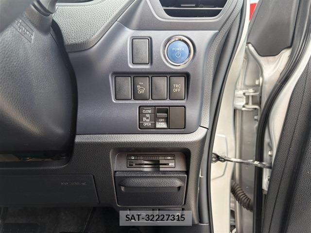 Toyota VOXY HYBRID 2014-03 8662375-26