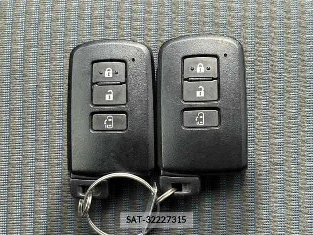 Toyota VOXY HYBRID 2014-03 8662375-29