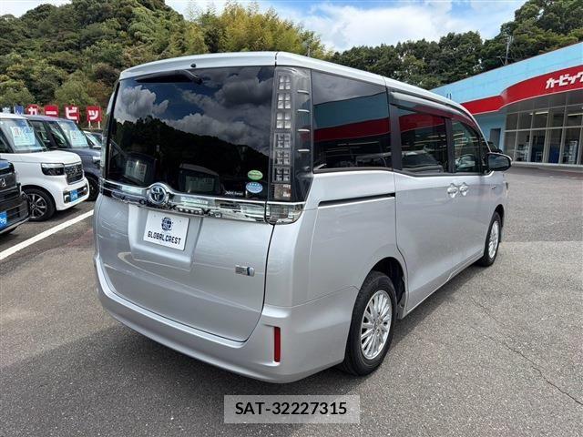 Toyota VOXY HYBRID 2014-03 8662375-5