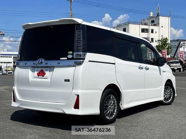 Toyota VOXY HYBRID 2018-05 8667132-2