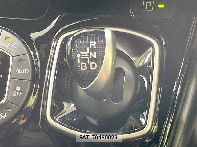 Toyota VOXY HYBRID 2017-10 8686916-12