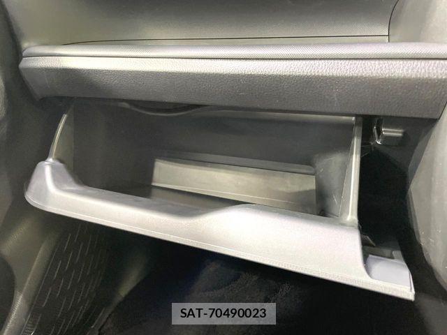 Toyota VOXY HYBRID 2017-10 8686916-4