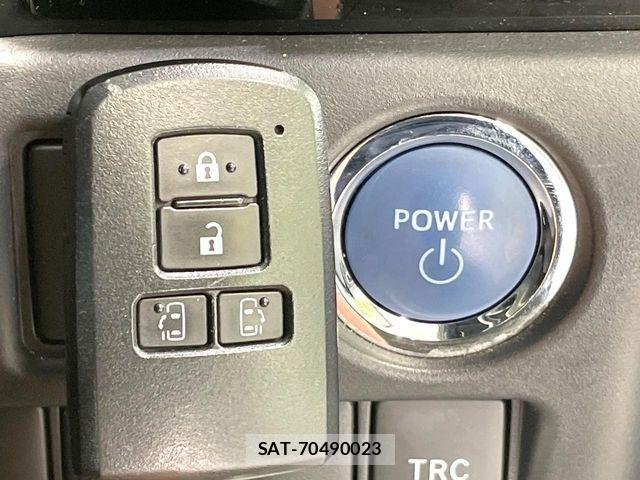 Toyota VOXY HYBRID 2017-10 8686916-5