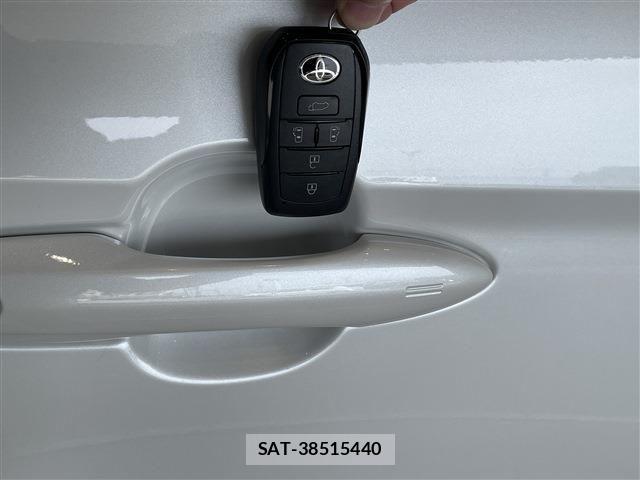 Toyota VOXY HYBRID 2026-07 8686904-12