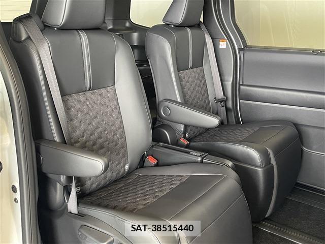 Toyota VOXY HYBRID 2026-07 8686904-24
