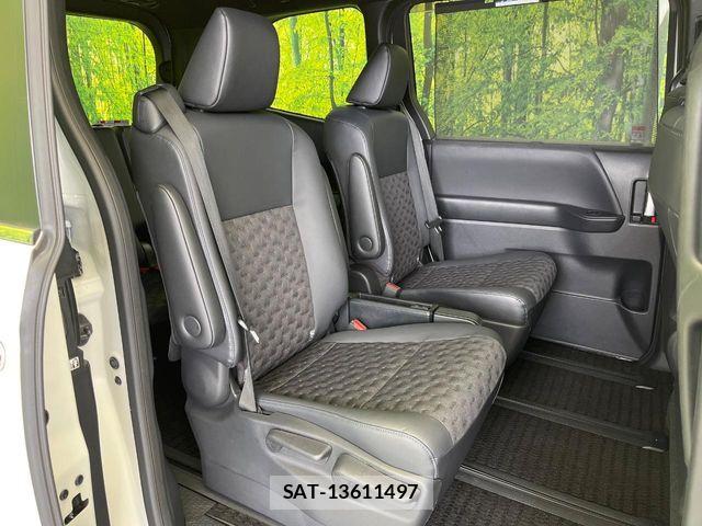 Toyota VOXY HYBRID 2023-08 8686910-9