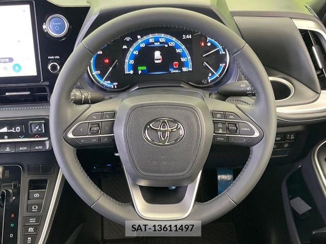 Toyota VOXY HYBRID 2023-08 8686910-12