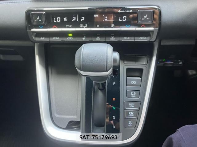 Toyota VOXY HYBRID 2023-10 8686912-11
