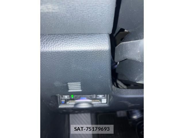 Toyota VOXY HYBRID 2023-10 8686912-15