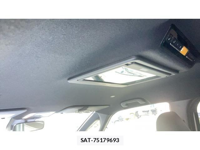 Toyota VOXY HYBRID 2023-10 8686912-19