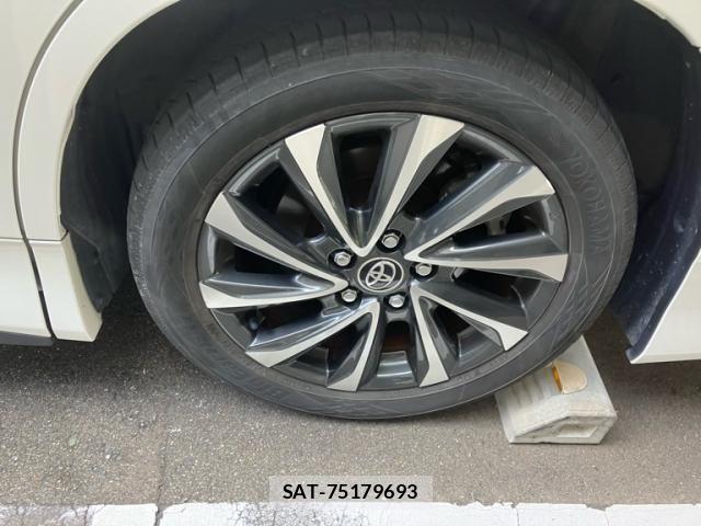 Toyota VOXY HYBRID 2023-10 8686912-3