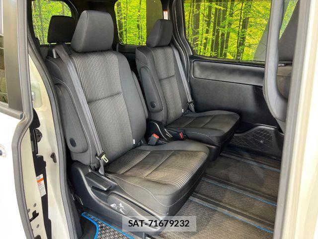 Toyota VOXY HYBRID 2018-05 8746802-9