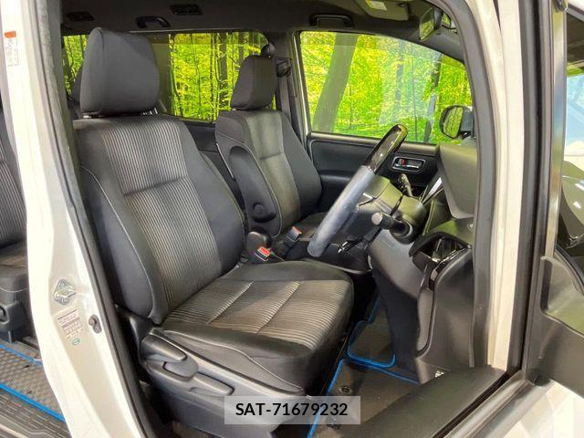 Toyota VOXY HYBRID 2018-05 8746802-8