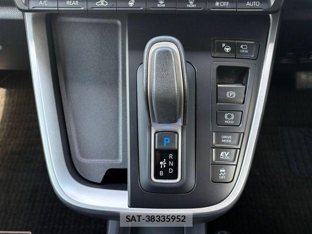 Toyota VOXY HYBRID 2024-08 8746762-15