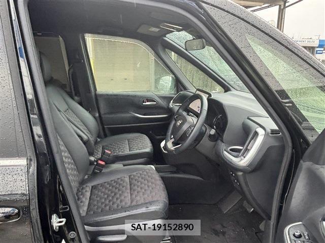 Toyota VOXY HYBRID 2024-04 8746792-18