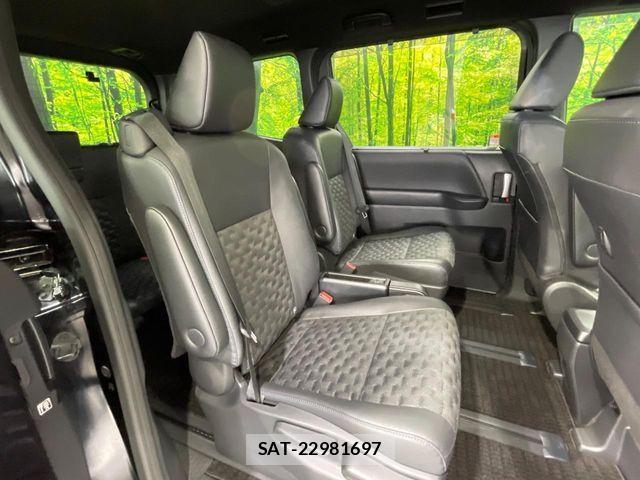 Toyota VOXY HYBRID 2023-10 8746786-9