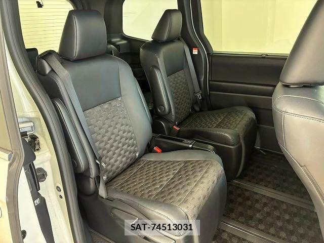 Toyota VOXY HYBRID 2022-07 8746791-10