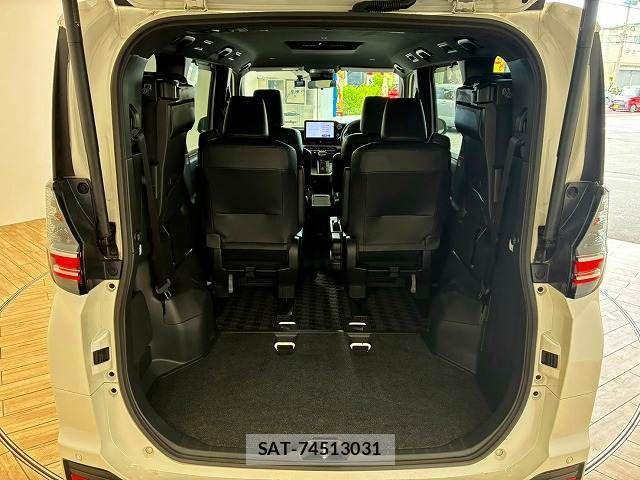 Toyota VOXY HYBRID 2022-07 8746791-12
