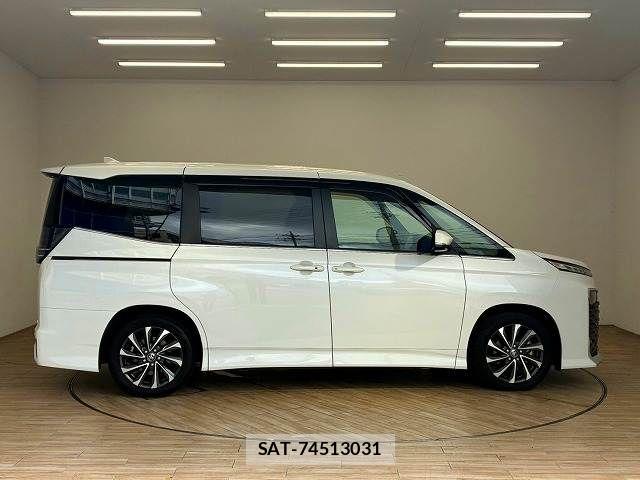 Toyota VOXY HYBRID 2022-07 8746791-17