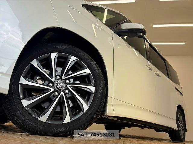 Toyota VOXY HYBRID 2022-07 8746791-18
