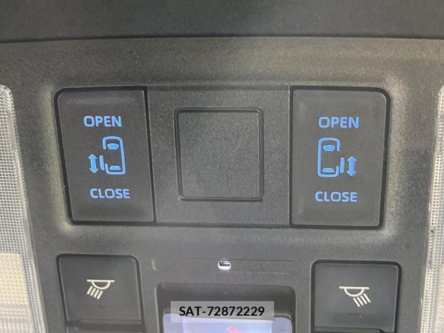 Toyota VOXY HYBRID 2022-11 8746796-3