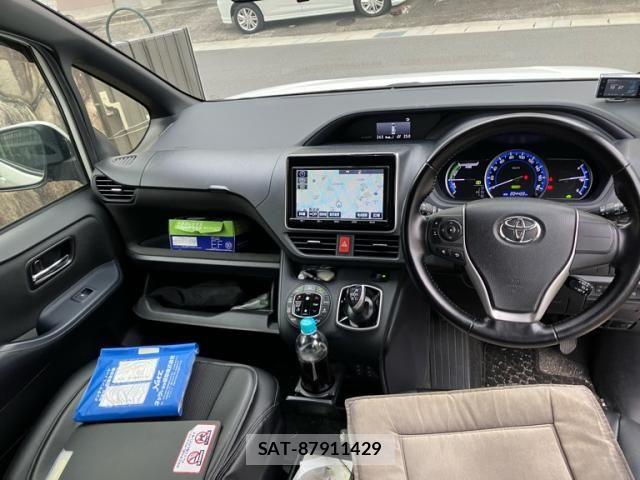 Toyota VOXY HYBRID 2016-12 8746810-18
