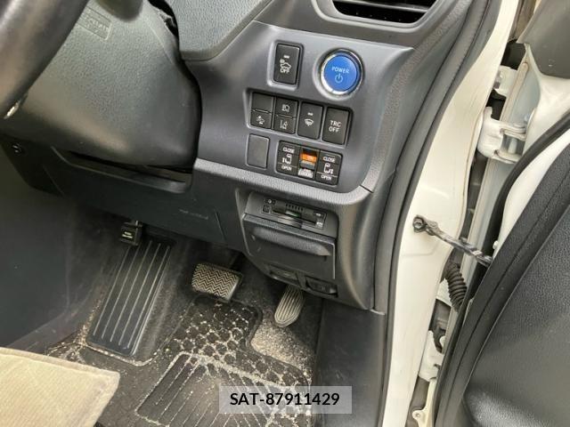 Toyota VOXY HYBRID 2016-12 8746810-19
