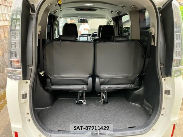 Toyota VOXY HYBRID 2016-12 8746810-7