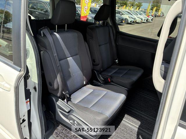 Toyota VOXY HYBRID 2016-06 8746804-12