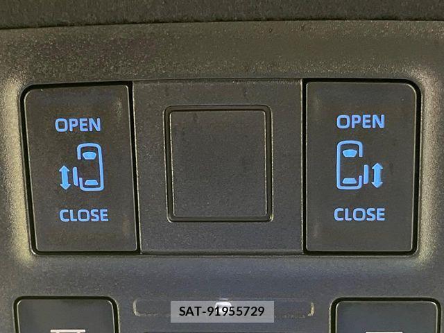 Toyota VOXY HYBRID 2022-11 8746780-2