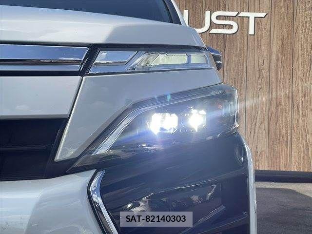 Toyota VOXY HYBRID 2018-04 8746803-12
