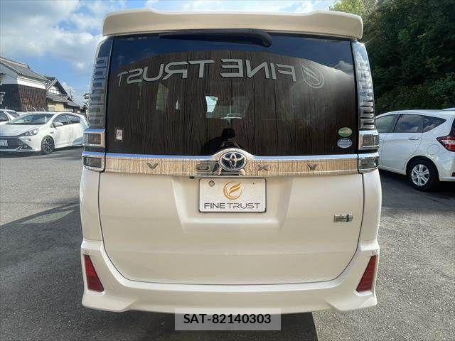 Toyota VOXY HYBRID 2018-04 8746803-19