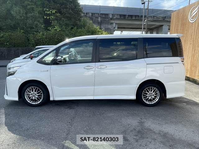 Toyota VOXY HYBRID 2018-04 8746803-21