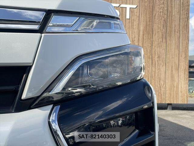 Toyota VOXY HYBRID 2018-04 8746803-24