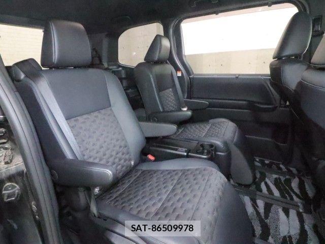 Toyota VOXY HYBRID 2022-10 8746789-4