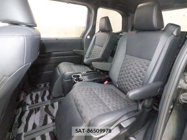 Toyota VOXY HYBRID 2022-10 8746789-8