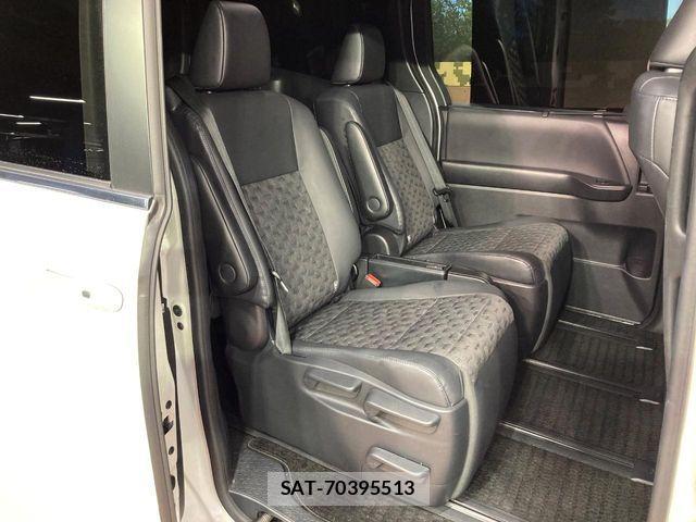 Toyota VOXY HYBRID 2022-03 8782589-8