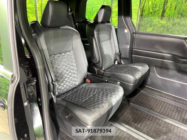 Toyota VOXY HYBRID 2022-03 8782590-8