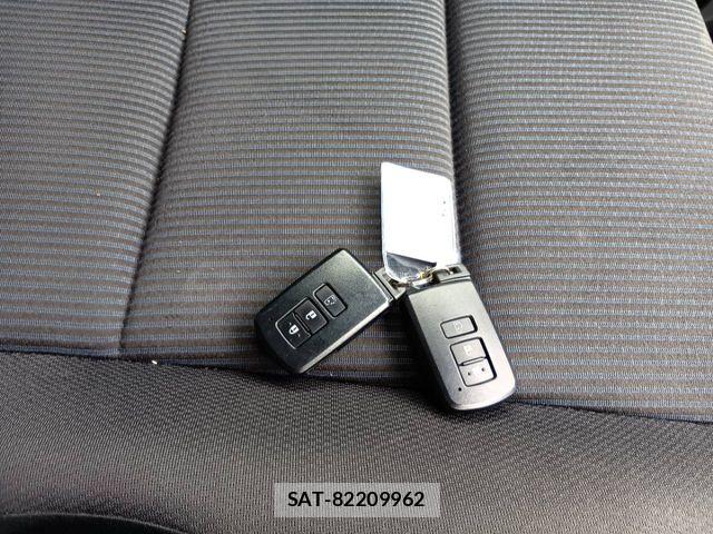 Toyota VOXY HYBRID 2016-08 8783083-10